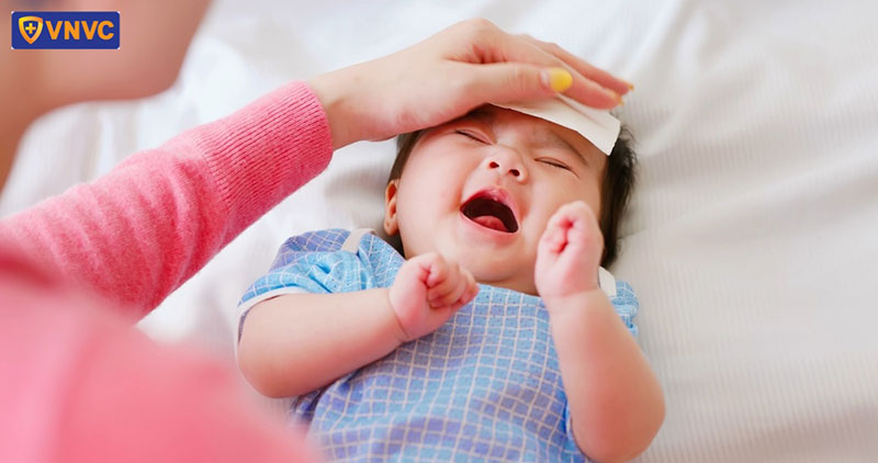 bé bị cúm có biểu hiện sốt