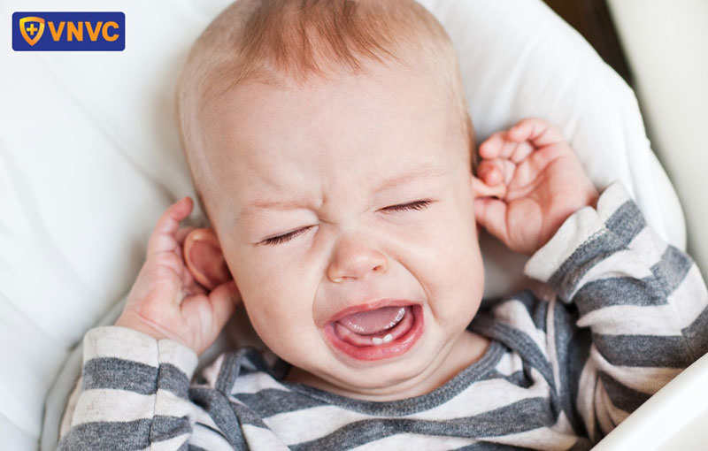 bé bị viêm tai giữa