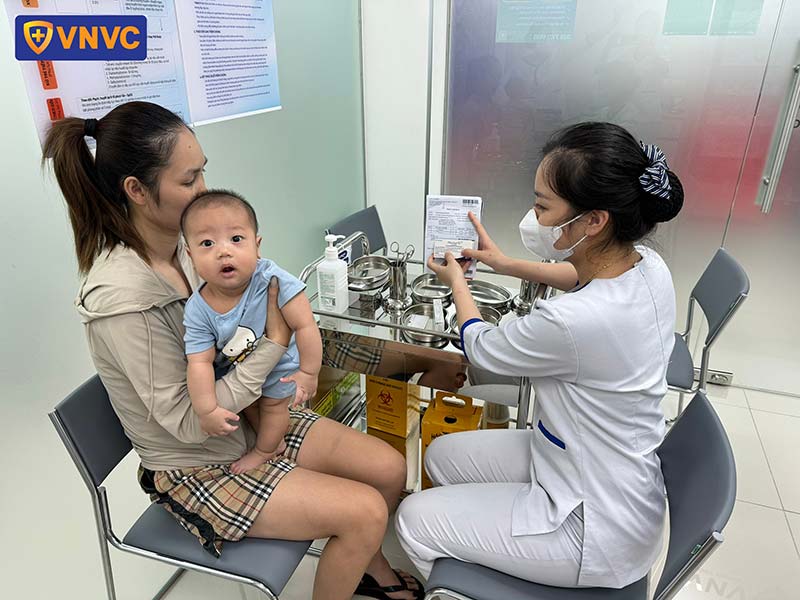 bé đi tiêm ngừa tại vnvc cẩm phả