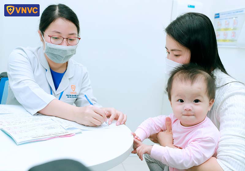 bé được khám sàng lọc trước tiêm chủng