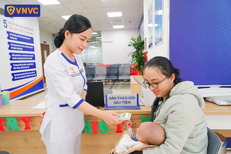 bé được theo dõi sau tiêm chủng