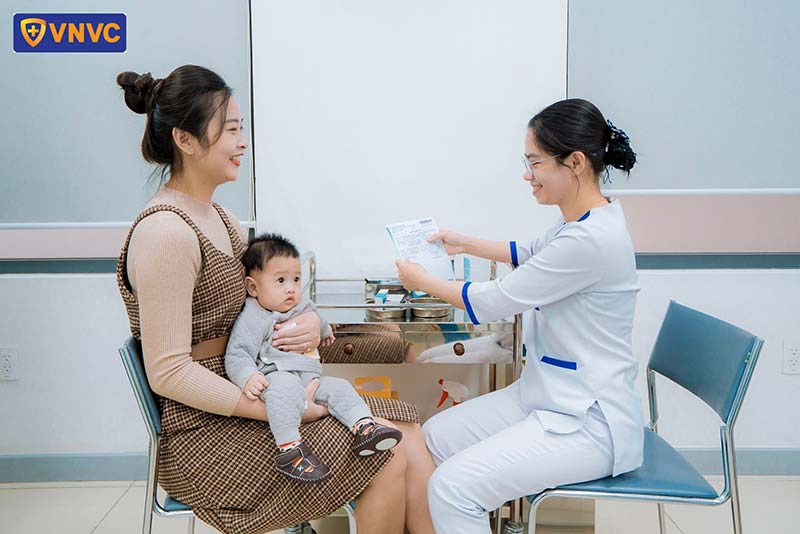 bé được tiêm vắc xin bexsero