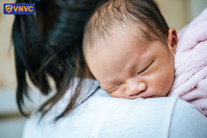 bé sơ sinh trên vai mẹ