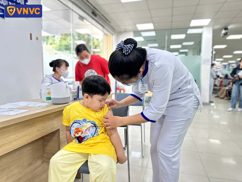 Cậu bé đã được tiêm chủng và đang ở lại theo dõi