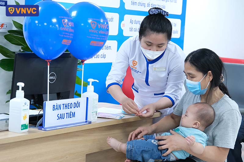 Nhấn vào ảnh để phóng to chăm sóc trẻ sau tiêm chủng