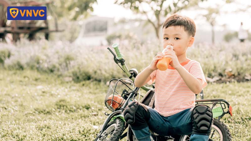 Nhấn vào ảnh để phóng to cho bé uống đủ nước