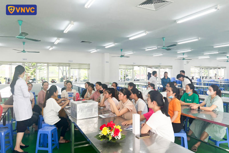 công nhân nữ nhà máy may phú anh