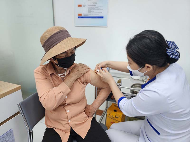 đưa mẹ đi tiêm vào ngày của mẹ