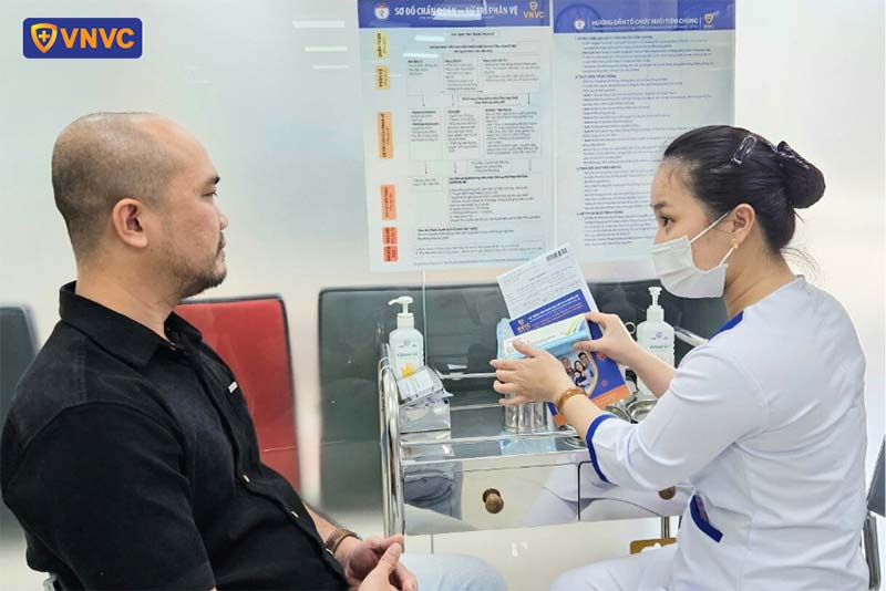 nam giới trung niên đi tiêm hpv
