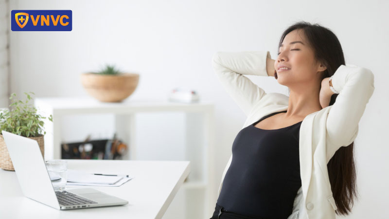 người phụ nữ đang thư giãn tránh căng thẳng