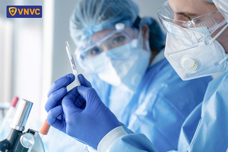 nhà khoa học nghiên cứu về vắc xin