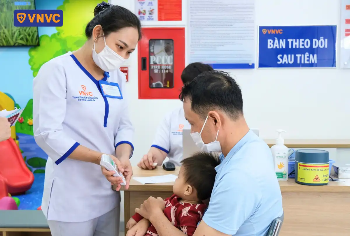 nhân viên y tế và người đi tiêm