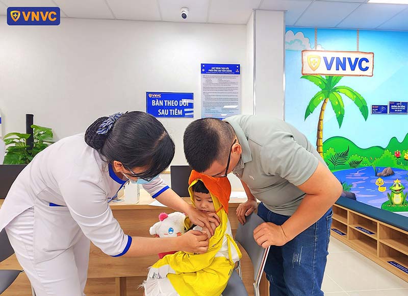 theo dõi trẻ viêm phế quản sau tiêm chủng