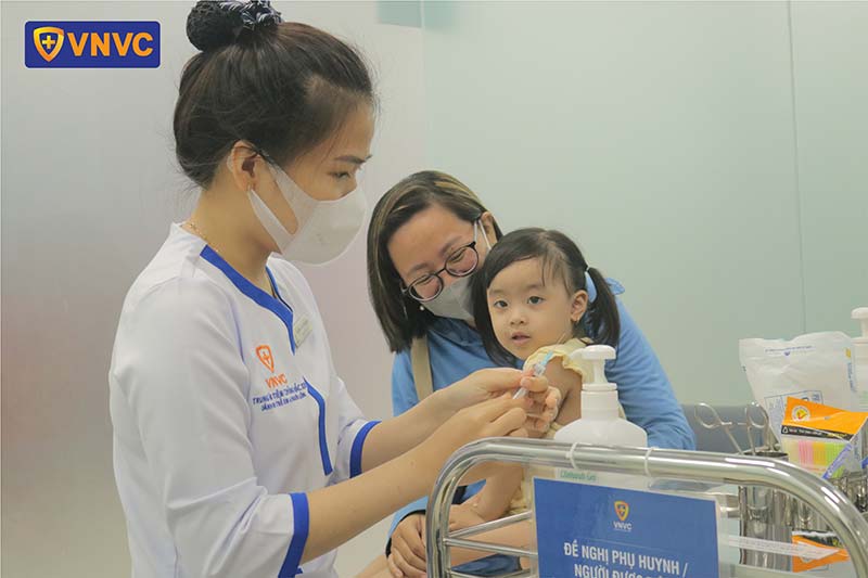 tiêm ngừa vắc xin cho bé gái
