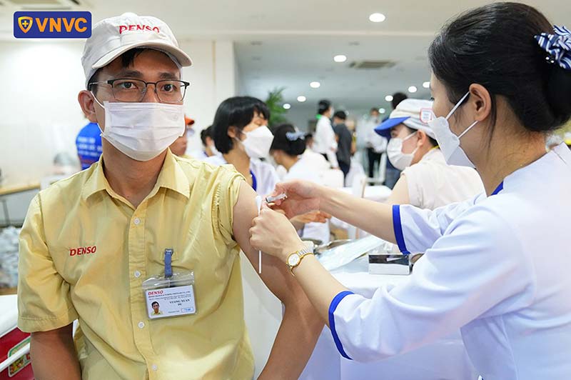 tiêm vắc xin cho công nhân