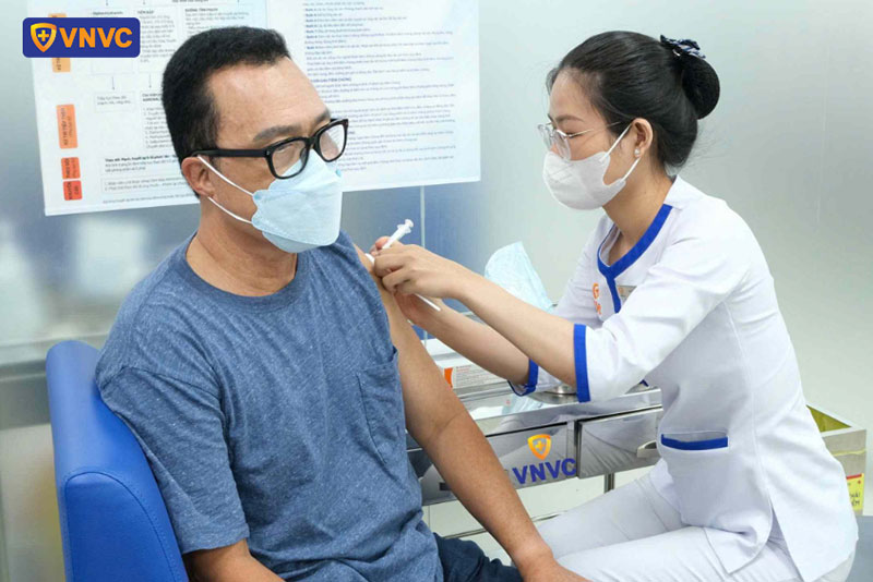 tiêm vắc xin vào bắp tay vùng cơ delta