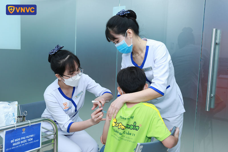 tiêm vắc xin vào bắp tay