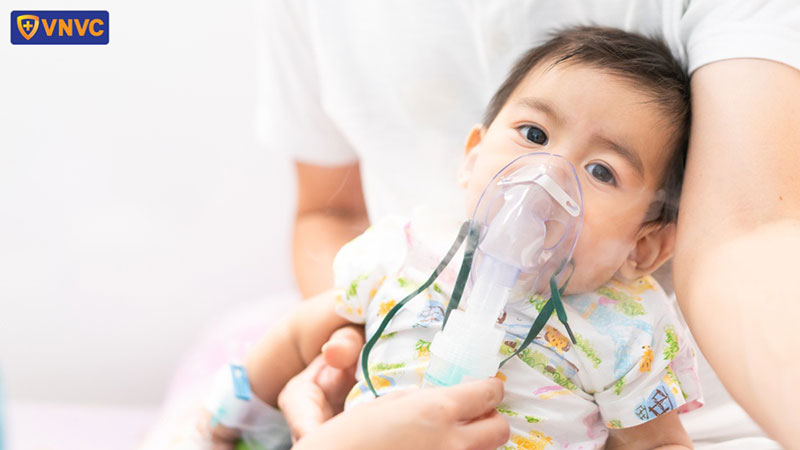 trẻ bị bệnh phải dùng máy thở