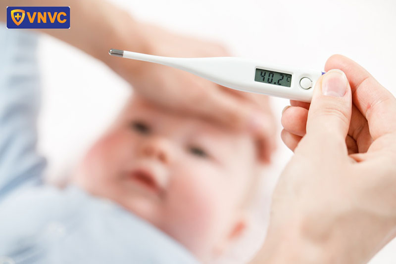 trẻ bị sốt cao