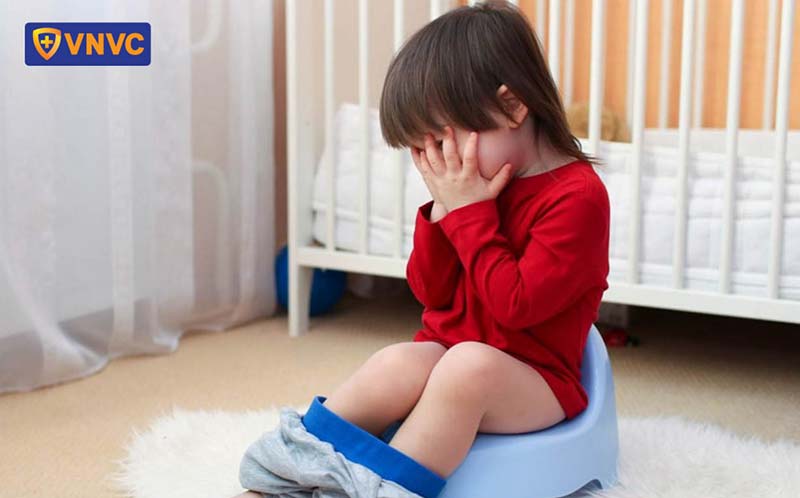 trẻ khó đi ngoài sau tiêm phòng