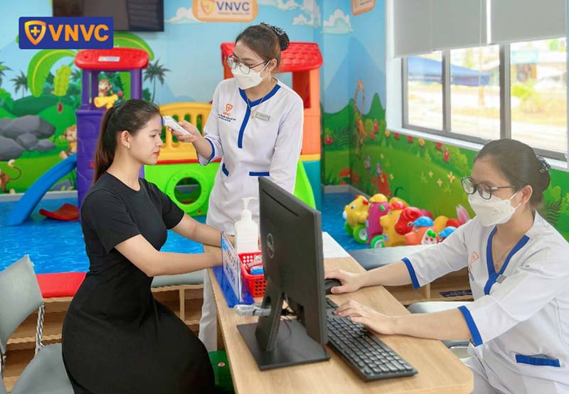 kiểm tra sức khoẻ trước khi tiêm