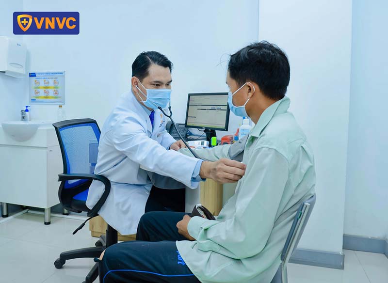 bác sĩ khám tim cho bệnh nhân