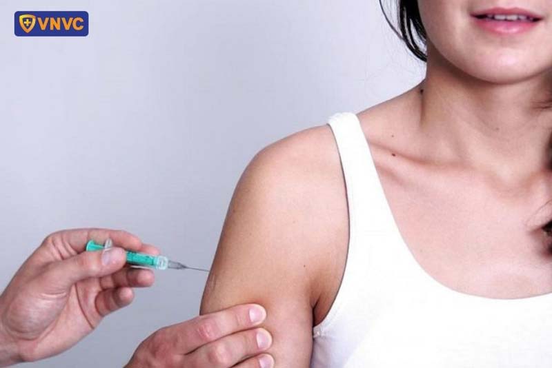 bác sĩ tiêm hpv