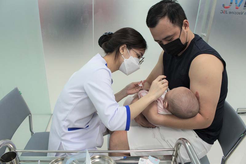 bác sĩ vắc xin uống cho trẻ