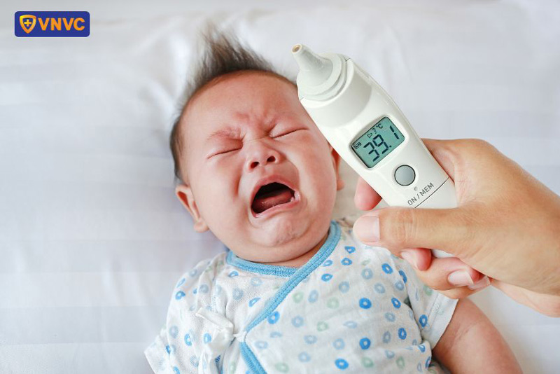 bé đi tiêm về bị sốt