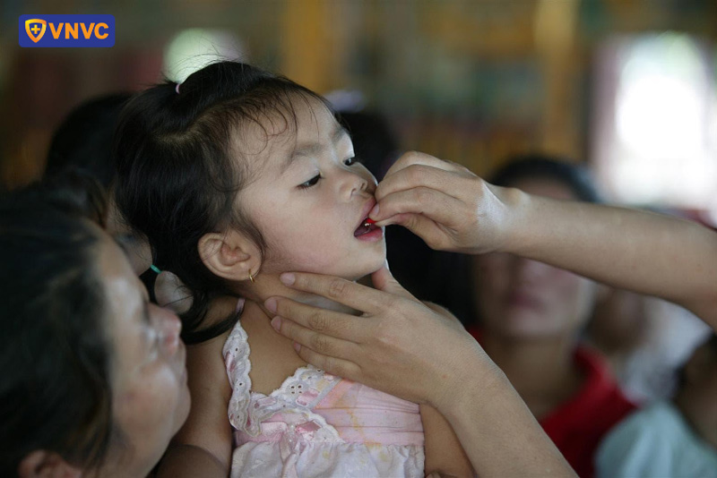 bé uống vitamin tiêm phòng được không