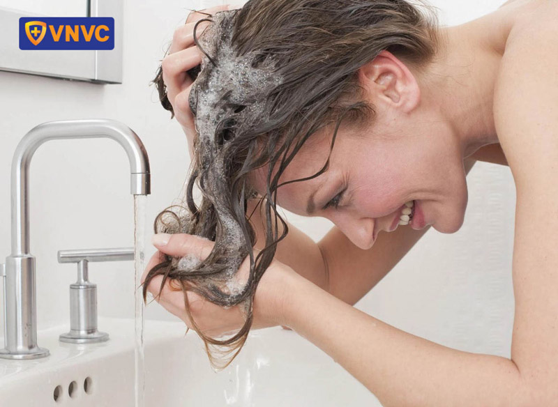 cách gội đầu cho người sốt xuất huyết