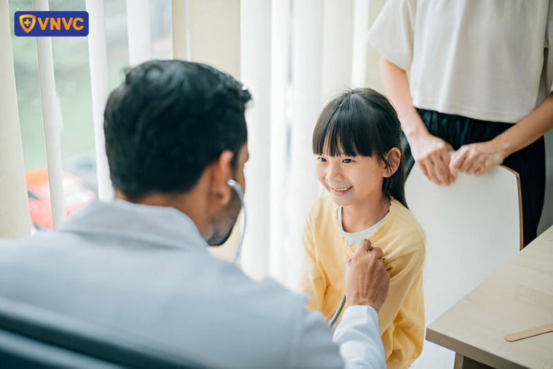 chăm sóc trẻ đi tiêm về bị đi ngoài