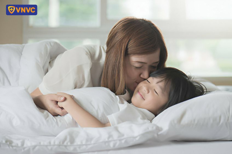 chăm sóc trẻ tiêm phòng về bị đi ngoài