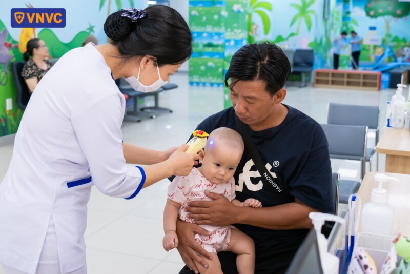 đo thân nhiệt cho bé