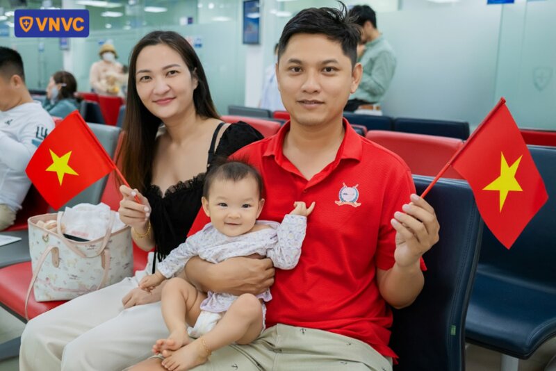 gia đình đi tiêm vắc xin cho bé