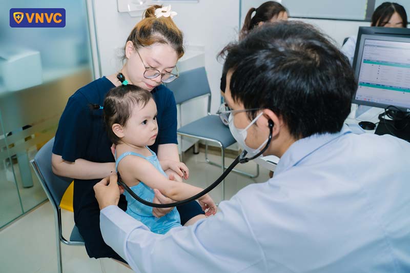 khám lâm sàng cho bé