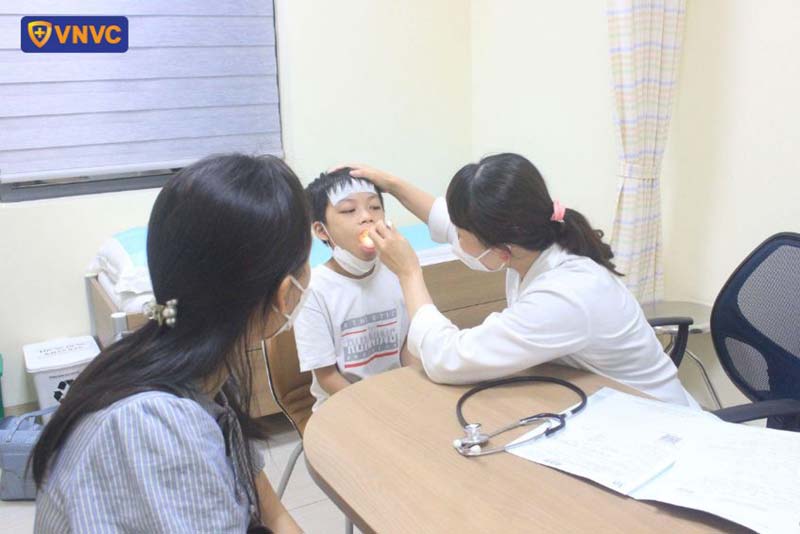 khám lâm sàng ở trẻ