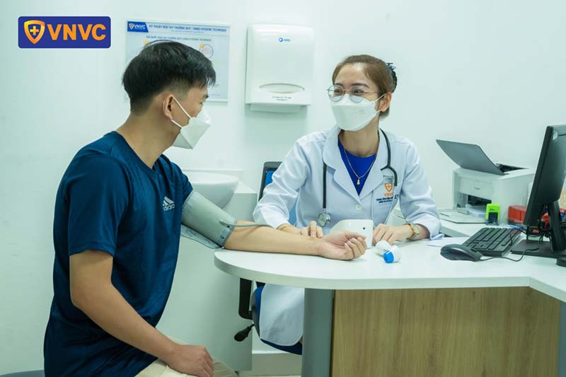 kiểm tra mạch đập cho bệnh nhân nam