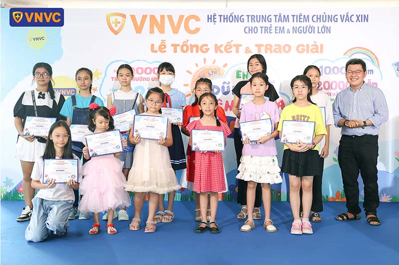 lễ tổng kết em vẽ dũng sĩ tiêm ngừa