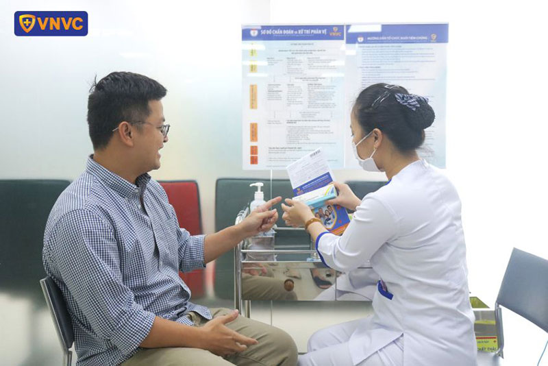 nam giới trung niên tiêm phòng hpv