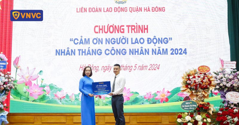 tặng vắc xin cho liên đoàn lao động quận Hà Đông