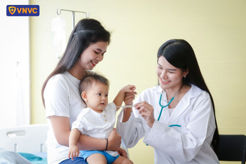 theo dõi phản ứng sau tiêm của trẻ