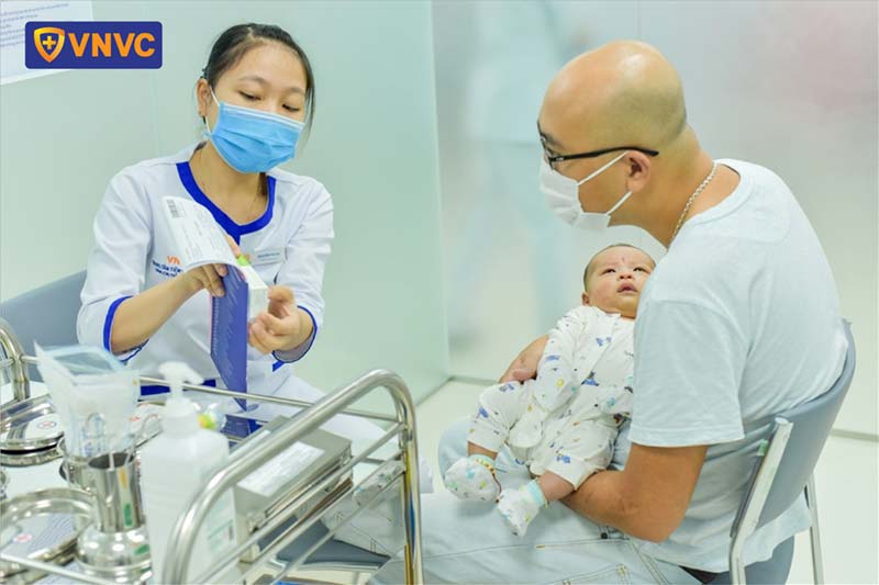 tiêm chủng cho bé 2 tháng tuổi
