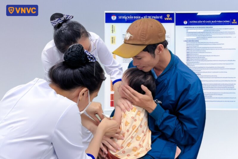 tiêm chủng cho bé gái