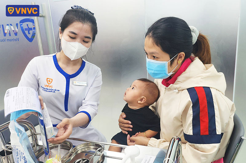 tiêm chủng cho bé trai tại vnvc an khê