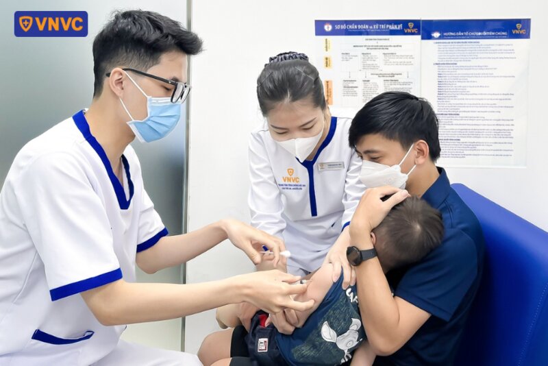 tiêm chủng cho bé trai