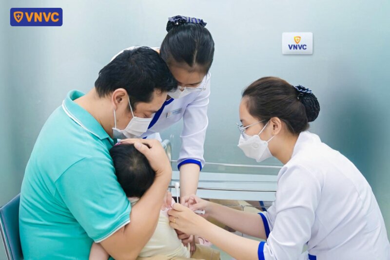 tiêm vắc xin cho bé trai