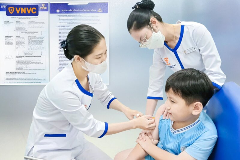tiêm vắc xin cho trẻ em