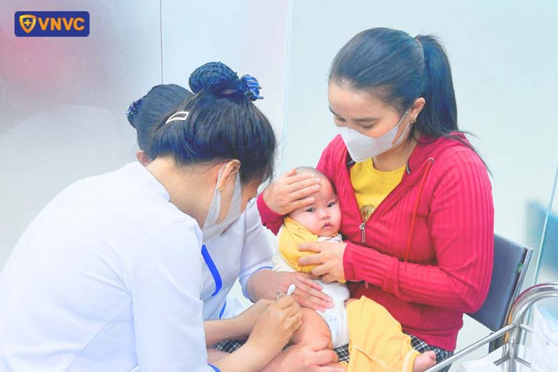 tiêm vắc xin cho trẻ