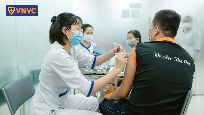 tiêm vắc xin phòng ngừa bệnh viêm não mô cầu